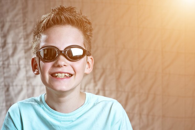 Retrato de un niño en gafas de natación