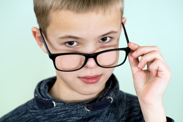 Retrato de un niño con gafas.