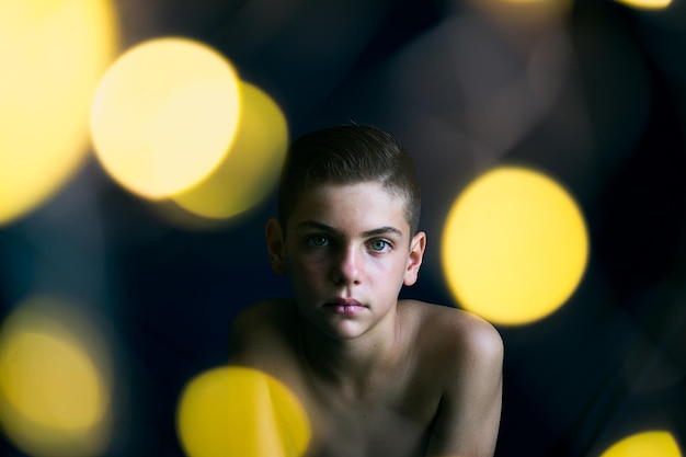 Retrato de un niño con globos amarillos