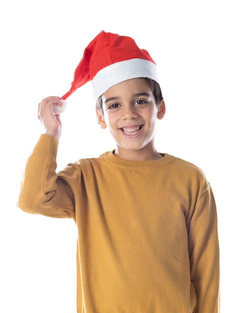 Retrato de un niño con gorro de Papá Noel rojo sobre fondo blanco.