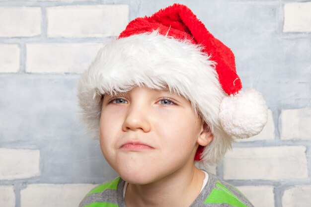 Retrato de niño con gorro de Papá Noel