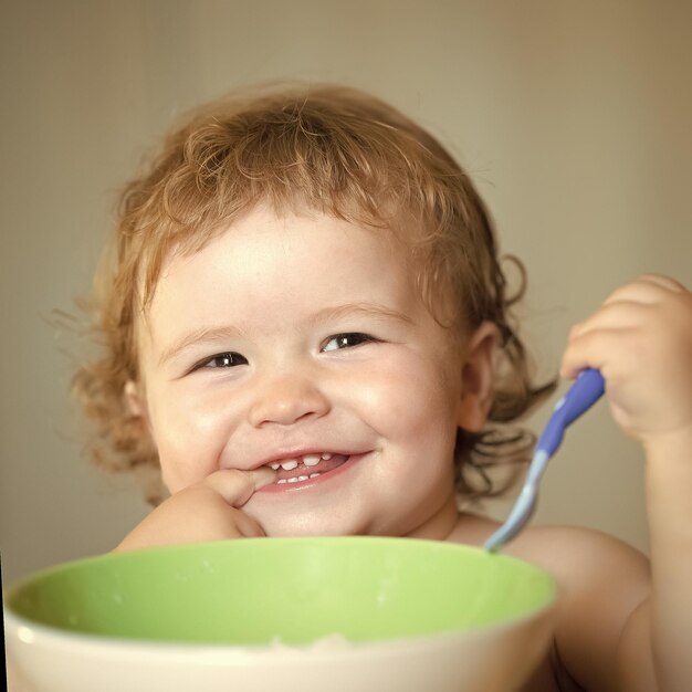 Retrato de niño gracioso comiendo