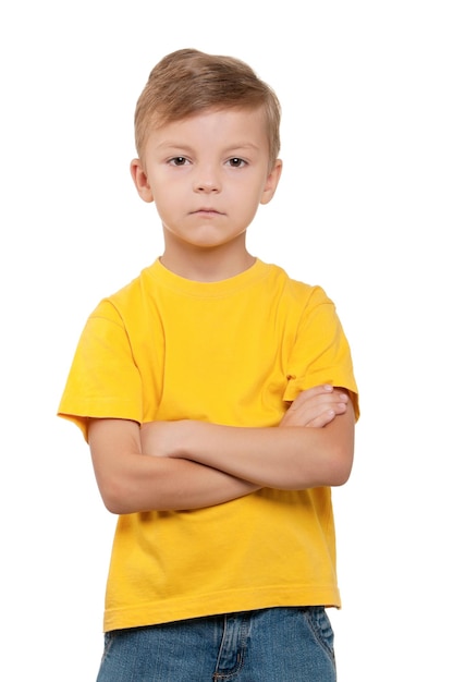 Retrato de un niño gracioso sobre un fondo blanco