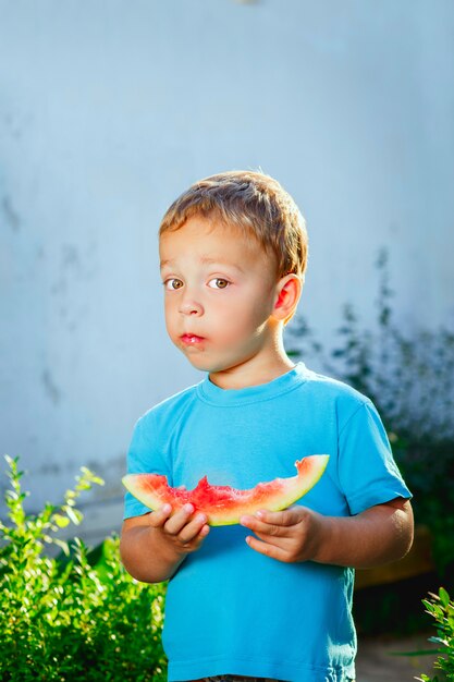 Retrato de un niño guapo con sandía