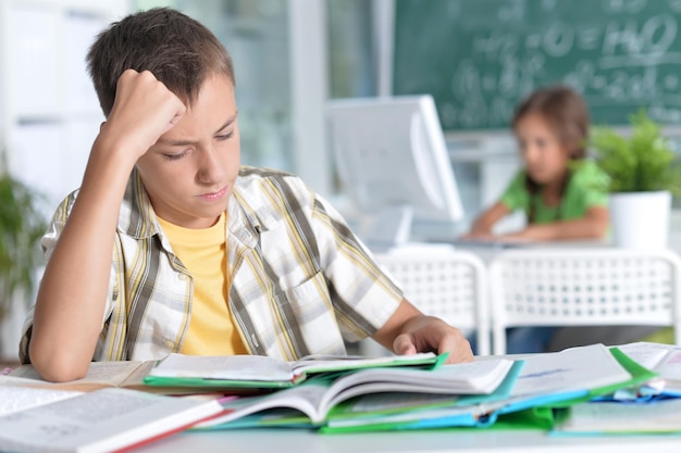 Retrato de niño haciendo la tarea y posando en casa