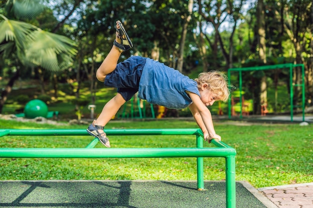 Retrato de niño haciendo yoga en el parque