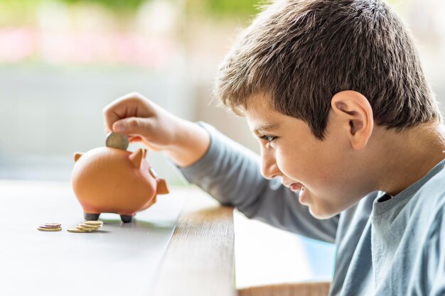 Foto retrato de un niño con un helado en la mesa