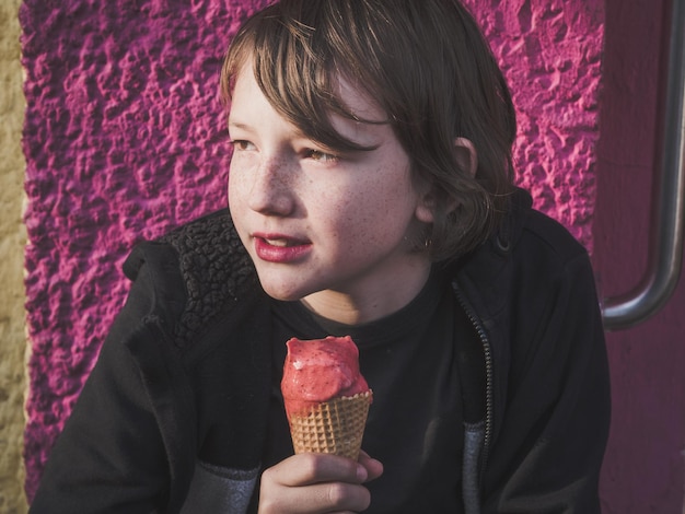 Foto retrato de un niño con helado