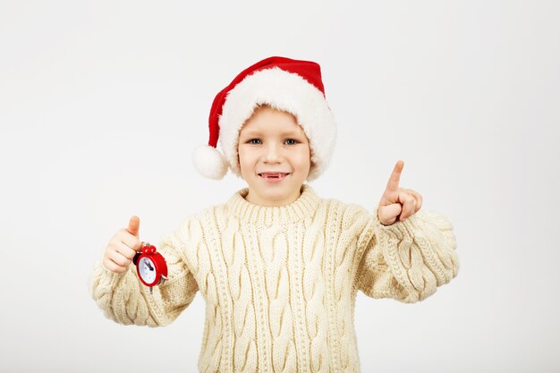 Retrato de niño hermoso alegre feliz con gorro de Papá Noel