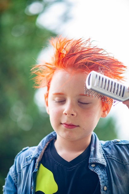 Retrato de un niño inusual de 9 años con cabello rojo brillante