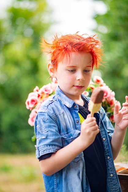 Retrato de un niño inusual de 9 años con cabello rojo brillante