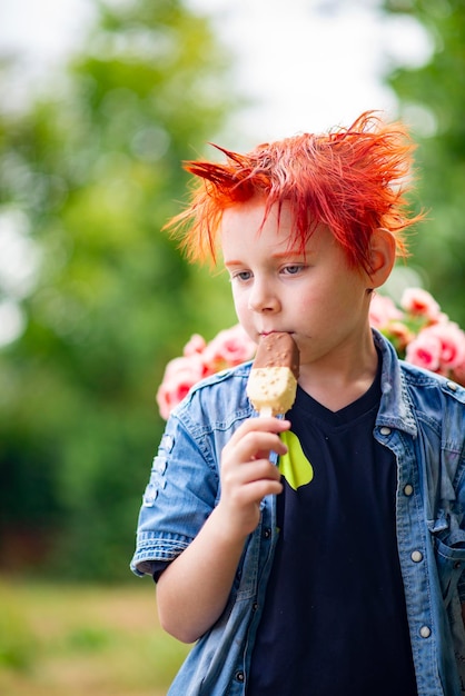 Retrato de un niño inusual de 9 años con cabello rojo brillante