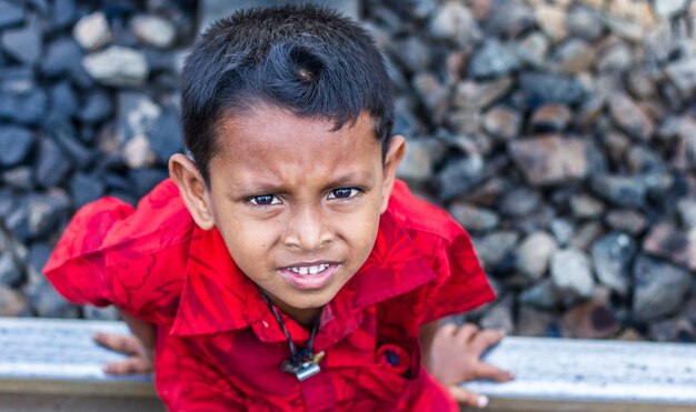 Retrato de un niño en invierno