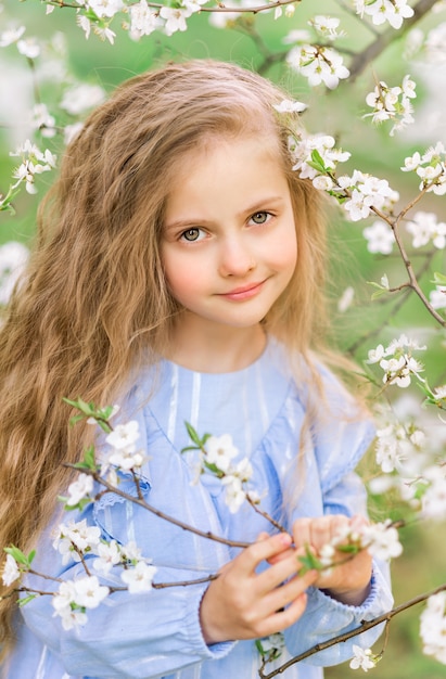 Retrato de un niño en un jardín de primavera en flores