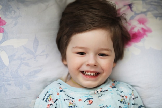 Foto retrato, de, un, niño joven, acostado, en, almohada