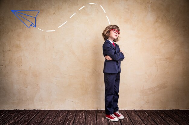 Retrato de niño joven empresario en Office éxito creativo y puesta en marcha concepto