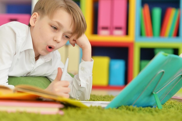 Retrato, de, un, niño joven, hacer, tarea