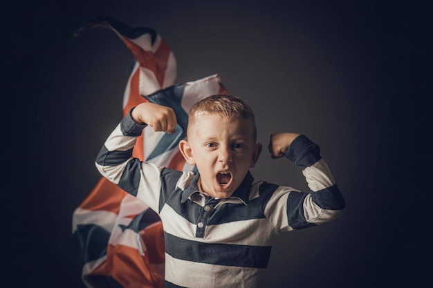 Retrato de niño jubiloso y bandera inglesa