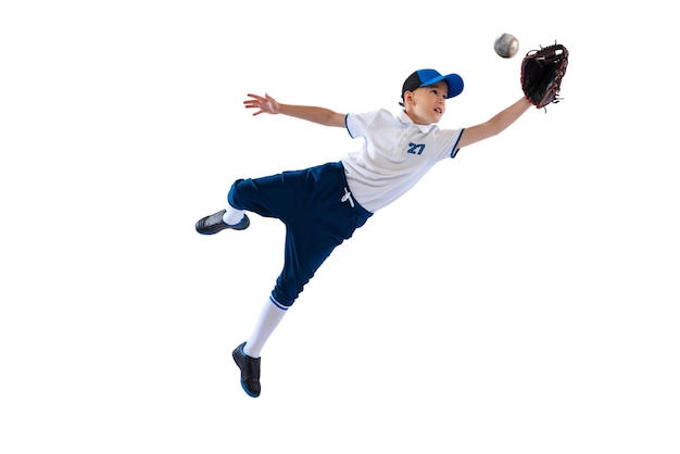 Retrato de niño jugador de béisbol en formación uniforme practicando aislado sobre fondo blanco studio