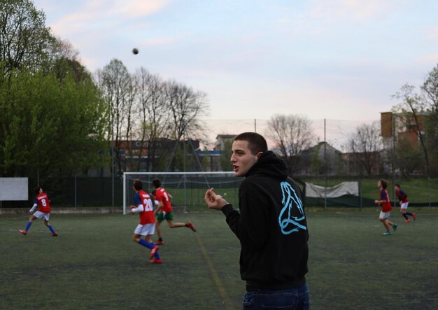 Foto retrato de un niño jugando al fútbol en el parque