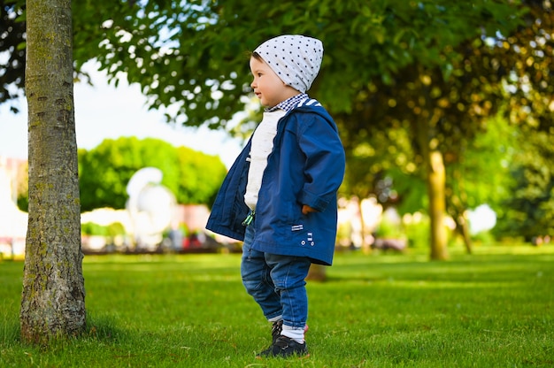 Retrato de un niño jugando en el césped