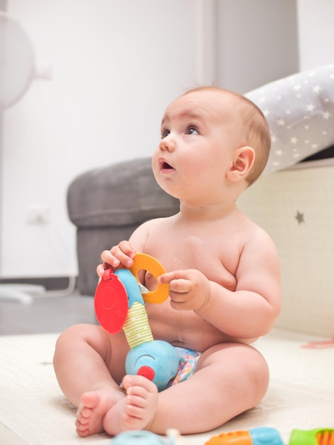 Retrato de un niño jugando con un juguete