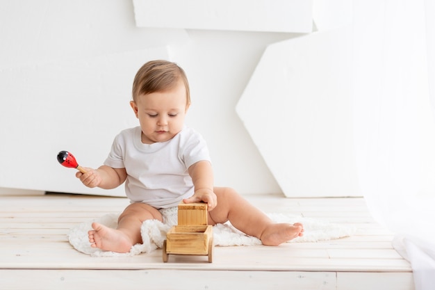 Retrato de niño jugando con juguetes