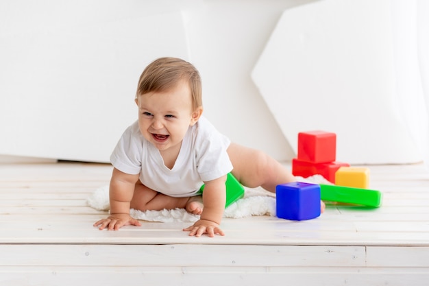 Retrato de niño jugando con juguetes