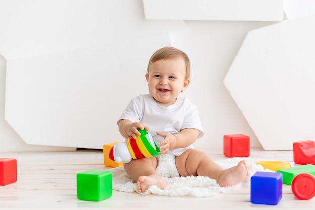 Retrato de niño jugando con juguetes