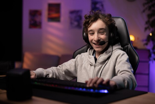 Un retrato de un niño jugando profesionalmente en una computadora.