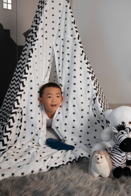 Retrato de niño jugando con su juguete de peluche