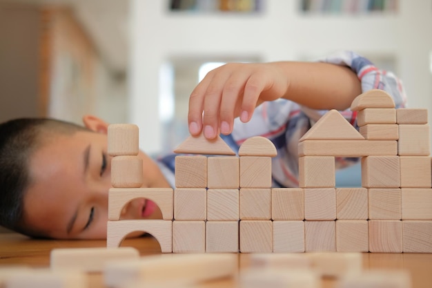 Retrato de un niño con juguetes