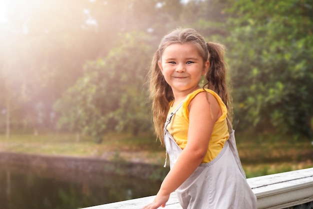 Retrato del niño en el lago.