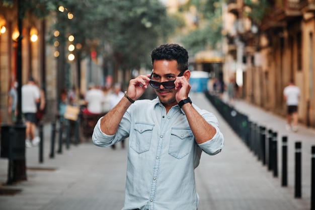 Retrato de un niño latino de pelo oscuro posando para una sesión de fotos