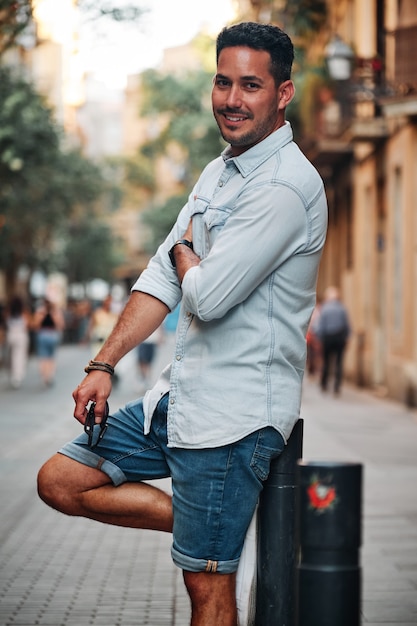 Retrato de un niño latino de pelo oscuro posando para una sesión de fotos