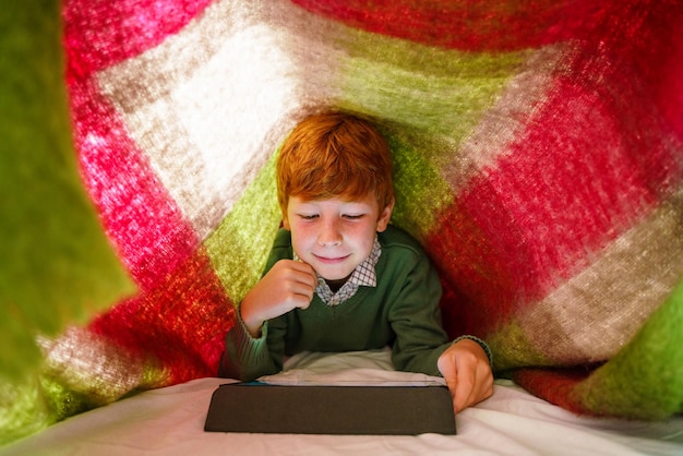 Foto retrato de un niño con un libro abierto