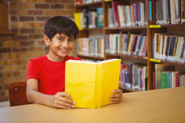 Retrato, de, niño, libro de lectura, en, biblioteca