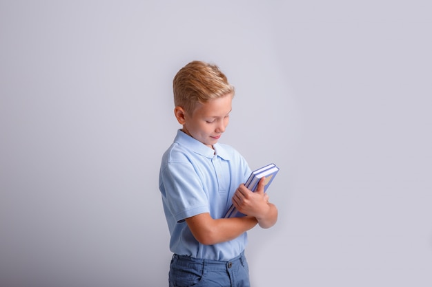 Retrato de un niño con un libro en sus manos