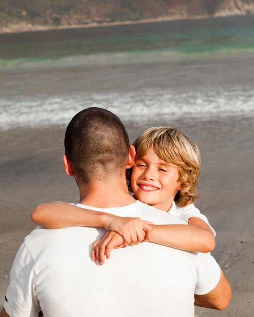 Retrato de un niño lindo abrazando a su padre