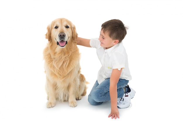 Foto retrato de niño lindo abrazando a su perro