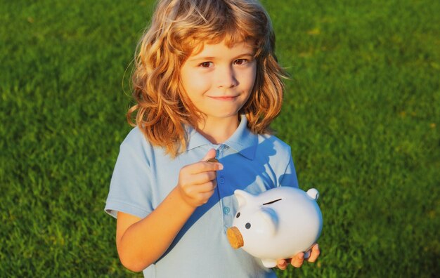 Retrato de niño lindo con alcancía concepto de ahorro de dinero niños con caja de dinero alcancía