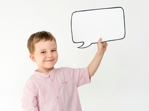 Foto retrato de un niño lindo con una burbuja de discurso