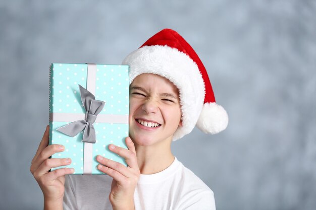 Retrato de niño lindo con caja de regalo azul de cerca