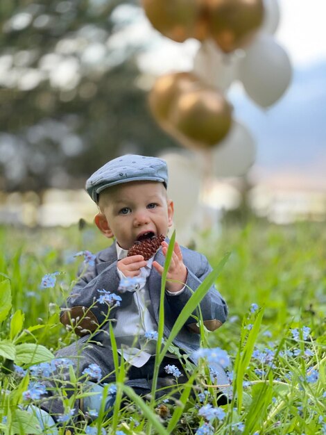 Foto retrato de un niño lindo en el campo