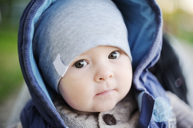 Retrato de un niño lindo en la capucha