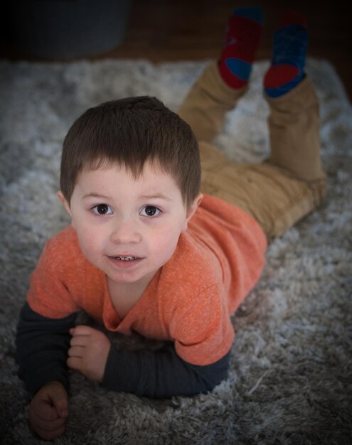 Foto retrato de un niño lindo en casa