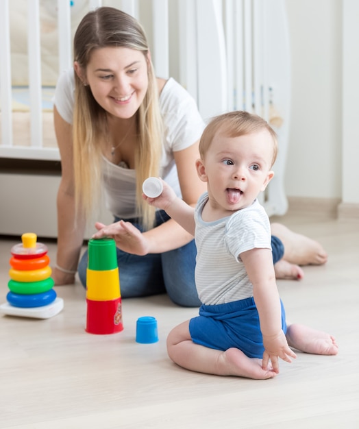 Retrato de niño lindo enérgico con madre