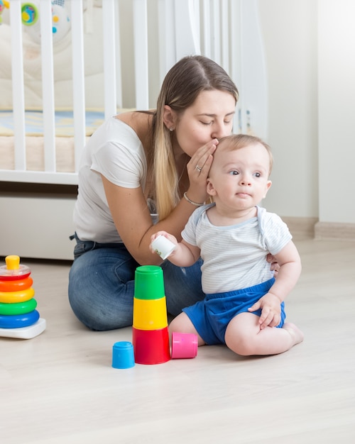 Retrato de niño lindo enérgico con madre