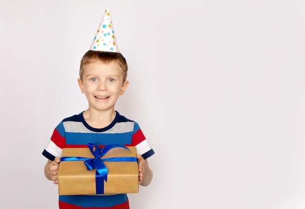 Retrato de niño lindo feliz con concepto de vacaciones de caja de regalo