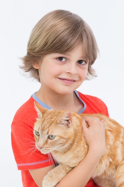 Retrato de niño lindo con gato